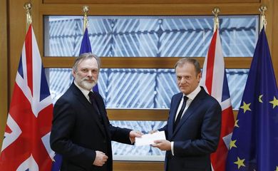 O embaixador britânico na União Europeia, Tim Barrow (esquerda), entrega a carta que invoca o artigo 50 do Tratado de Lisboa ao presidente do Conselho Europeu, Donald Tusk, em Bruxelas (Bélgica)