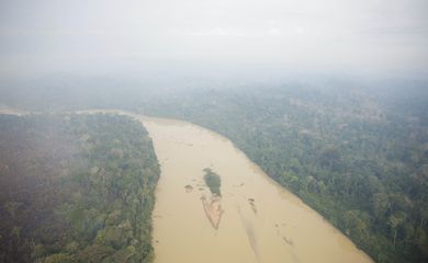 Fumaça de queimadas sobe em floresta tropical na Terra Indígena Yanomami, Roraima, Brasil, 2 de março de 2024. REUTERS/Bruno Kelly
