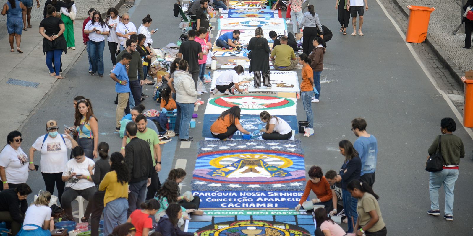 Fiéis participam de confecção de tapete de Corpus Christi no Rio