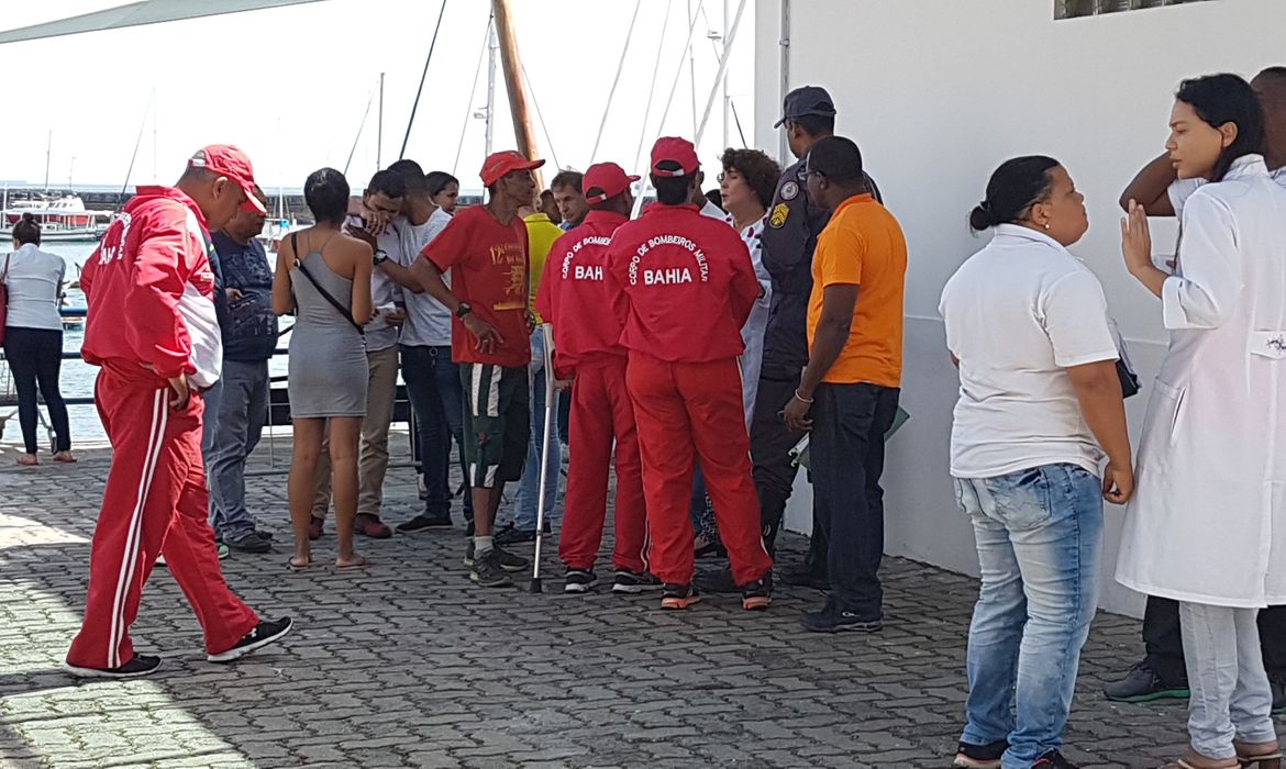Parentes aguardam informações sobre vítimas de naufrágio na Bahia (Divulgação/Ascom do 2ºDistrito Naval)