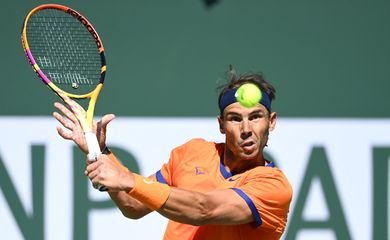 Rafael Nadal rebate bola de Sebastian Korda durante em Indian Wells