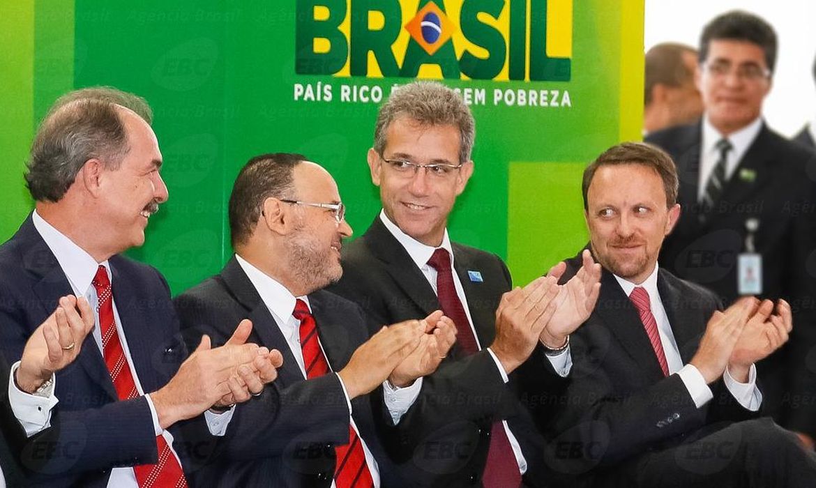 Novos ministros tomam posse