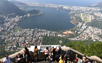 Rio de Janeiro (RJ), 23/02/2023 - Vista parcial da zona sul da cidade com visitantes do Cristo Redentor e a lagoa Rodrigo de Freitas e as praias de Ipanema e Leblon. (Foto:Tânia Rêgo/Agência Brasil)