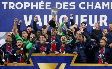 Jogadores do PSG erguem troféu da Supercopa da França