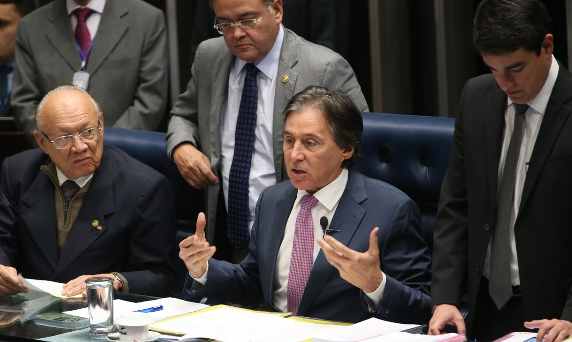Brasília - O senador Eunício Oliveira preside sessão plenária do Senado para votação de vários projetos (Antonio Cruz/Agência Brasil)