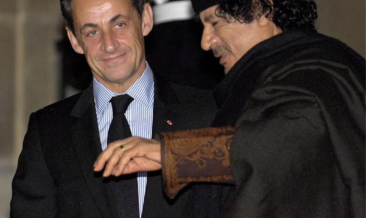 O ex-presidente da França Nicolas Sarkozy e o ex-líder líbio Muammar Kaddafi - Foto Maya Vidon-Agência EFE