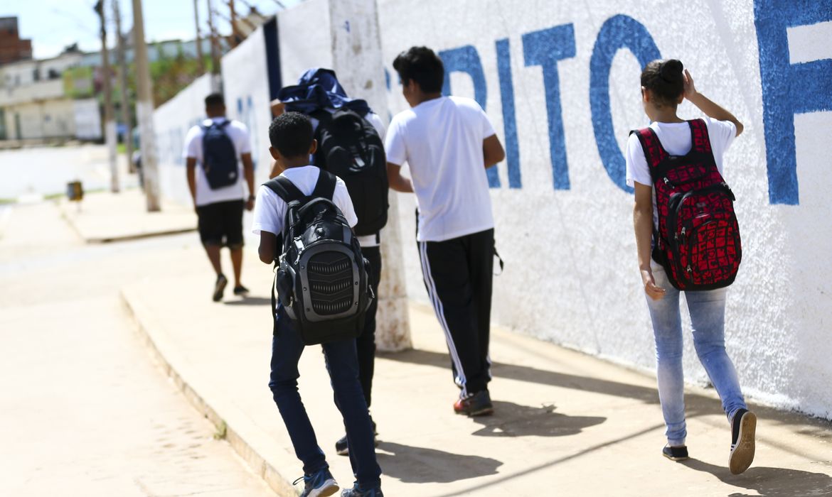 Alunos saindo de escola na Estrutural.
Foto: Marcelo Camargo/Agência Brasil/Arquivo