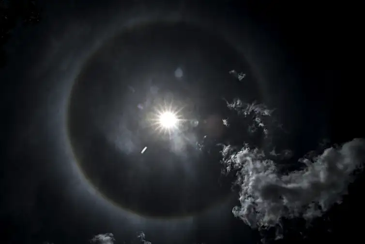Marcello Casal JrAgência Brasil O fenômeno chamado de halo solar pôde ser visto pelos moradores da capital federal por volta das 11h. O efeito é provocado pela refração dos raios solares sobre os cristais de gelo que formaram as nuvens no céu de Brasília