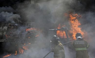Bombeiros apagam chamas de caminhão queimado perto da Cidade Alta, no Rio de Janeiro (Reuters/Direitos Reservados)