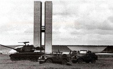 Brasília (DF) - Tanque circulando em Brasília durante a ditadura. 
Foto: Arquivo Público DF/Divulgaçāo