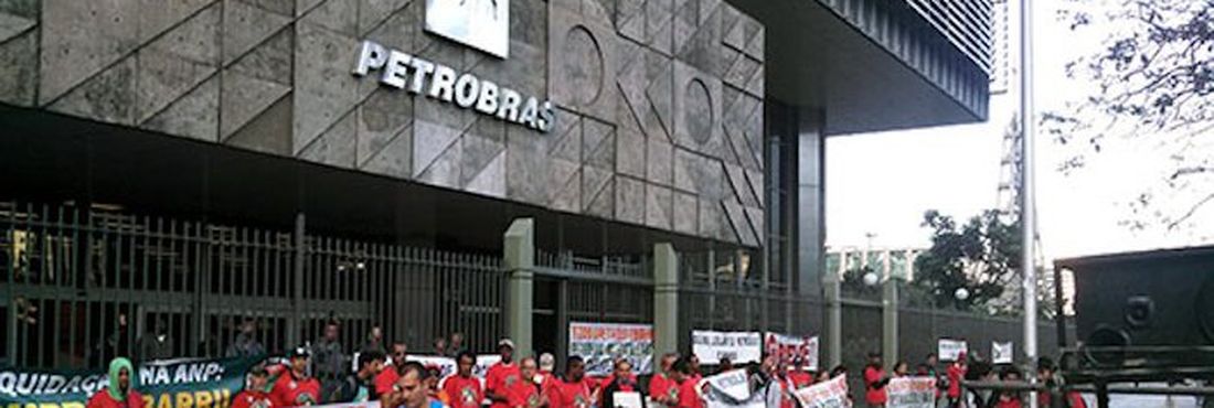 Manifestantes dão abraço simbólico na Petrobras e pedem punição dos corruptos