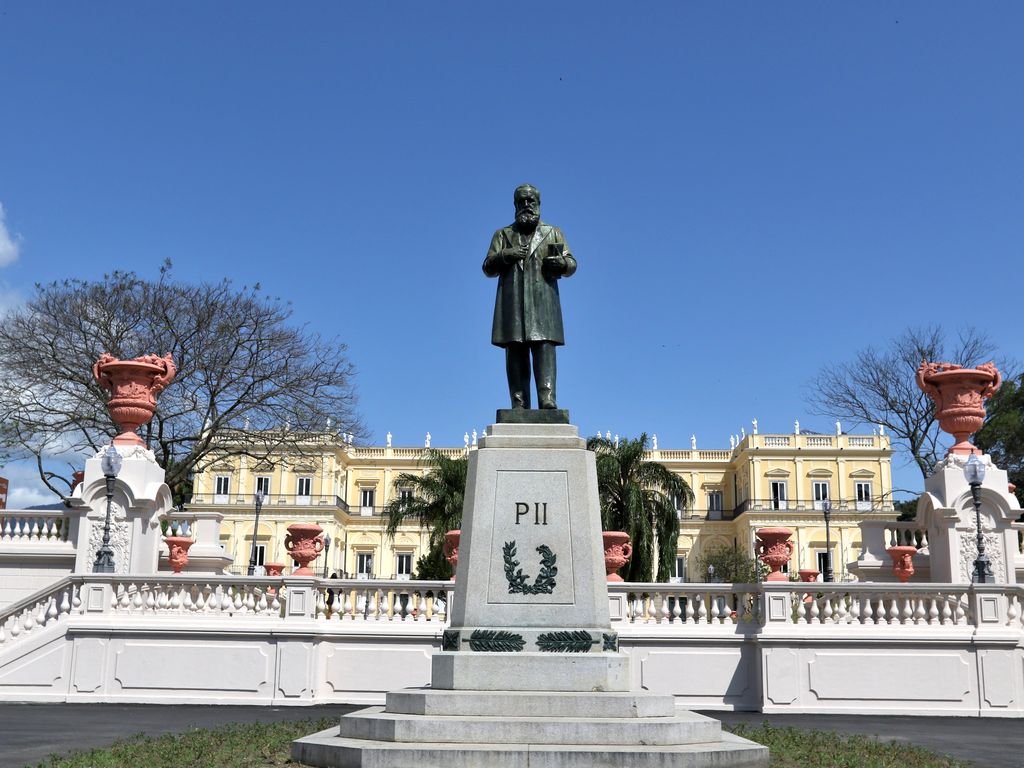 File:Estatua de Dom Pedro II - Quinta da Boa Vista - Rio de Janeiro - Brasil.jpg  - Wikimedia Commons