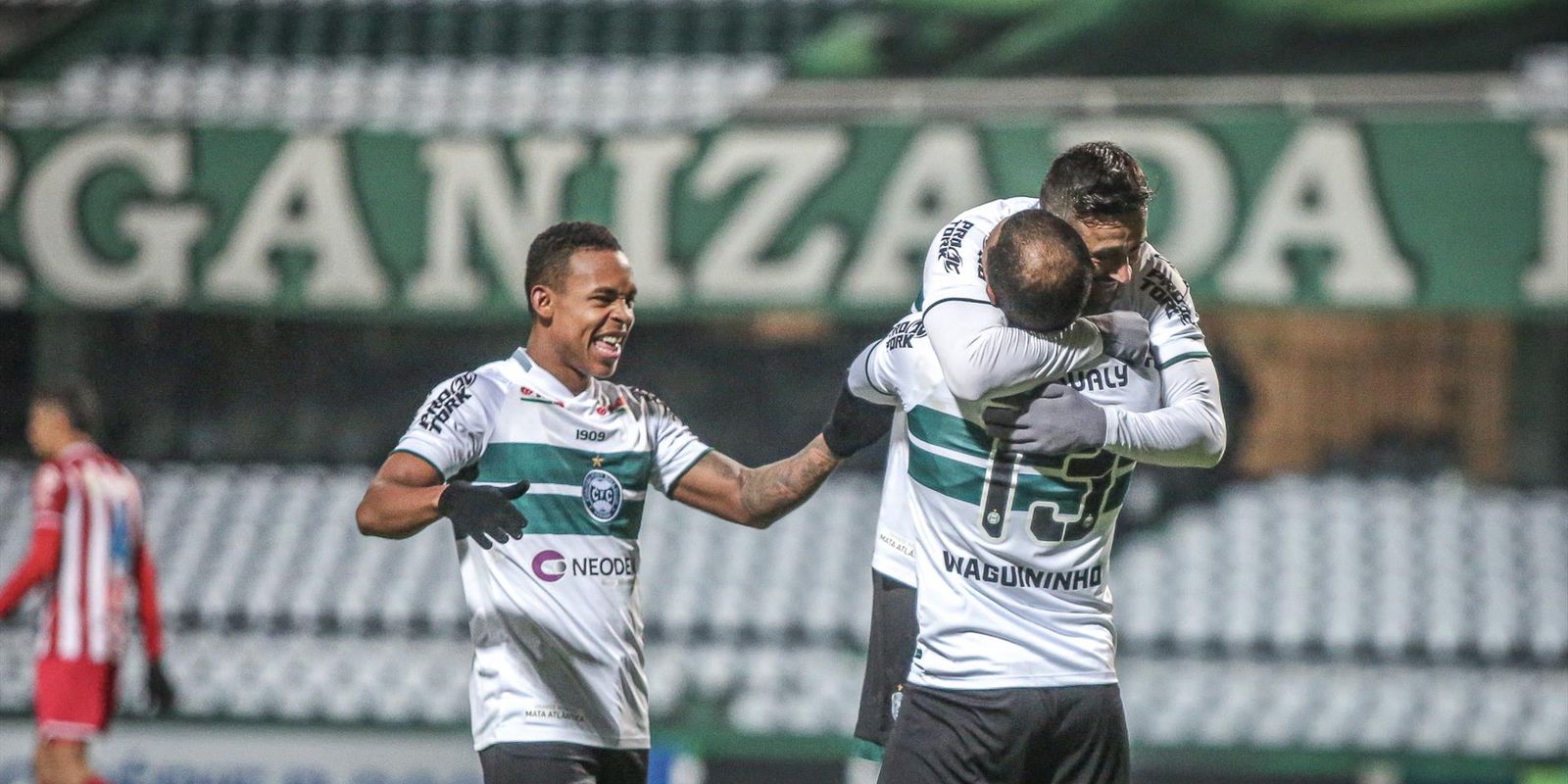 Coritiba Tira Invencibilidade Do Náutico Na Série B