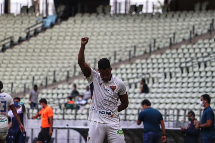 Matheus Jussa comemorando seu primeiro gol pelo Fortaleza.