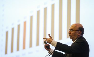 Brasília - O ministro da Fazenda, Henrique Meirelles, durante palestra no 89º Encontro Nacional da Indústria da Construção (ENIC) (Marcelo Camargo/Agência Brasil)