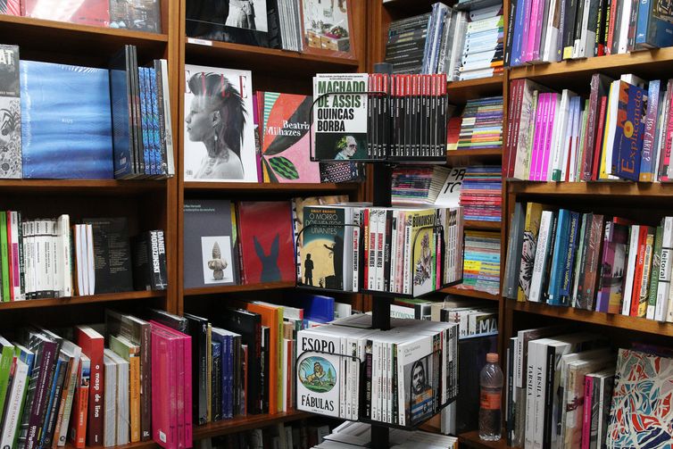 Estante de livros da livraria Martins Fontes, na Vila Buarque.