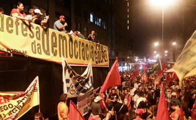 Porto Alegre - Movimentos ligados à Frente Brasil Popular promovem ato, na Esquina Democrática, centro histórico, contra impeachment da presidenta Dilma Rousseff  (Daniel Isaia/Agência Brasil)