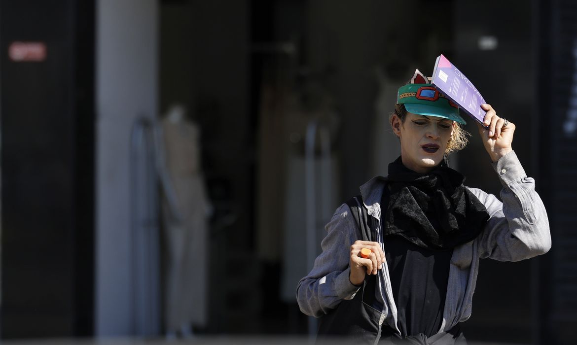 Rio de Janeiro (RJ), 26/12/2025 – Pessoas se protegem do sol no centro da cidade em dia de calor no Rio de Janeiro. Foto: Fernando Frazão/Agência Brasil