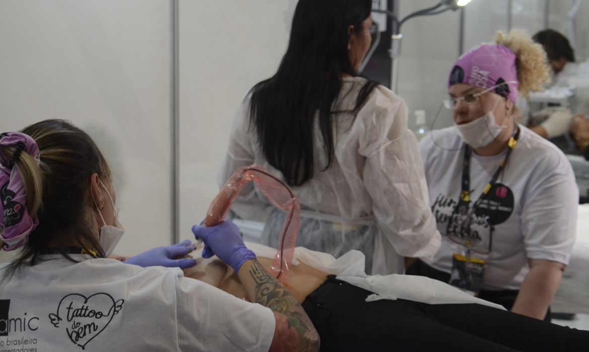 Tatuagem cosmética em mulheres que tiveram câncer no estande da campanha “ Outubro Rosa- recuperando a autoestima com tatuagem”, uma iniciativa da Tattoo Week em parceria com a Associação Brasileira de Micropigmentadores.