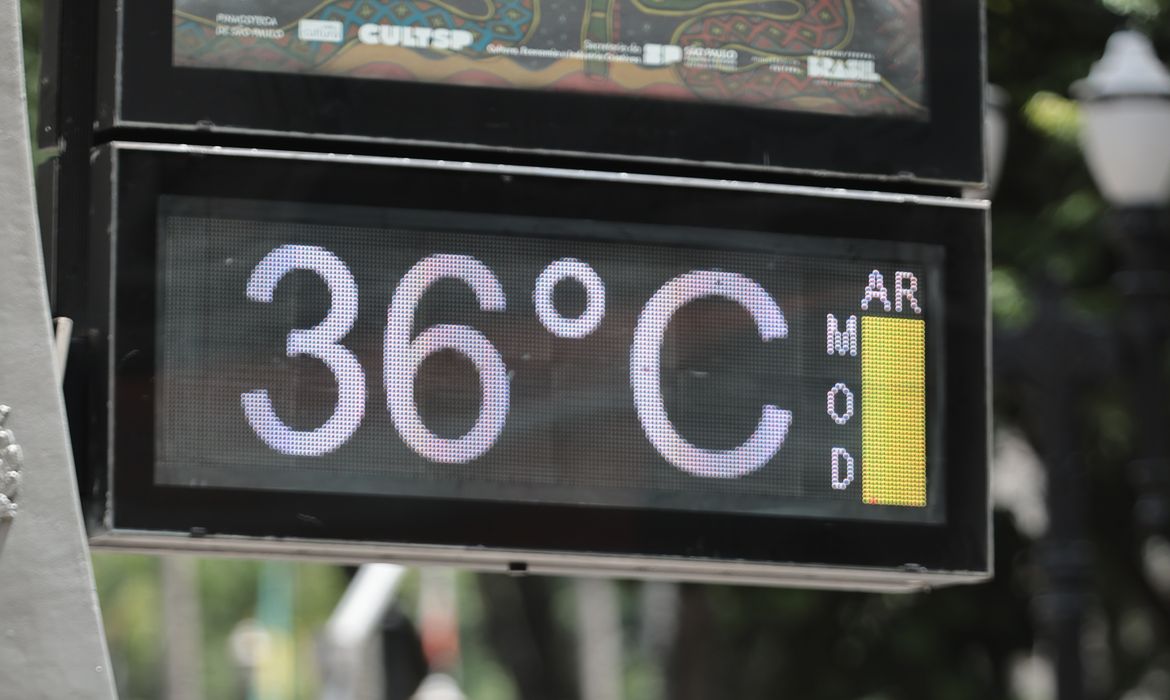 São Paulo (SP), 18/02/2025 - Calor de 35ºC e chuva forte a tarde no centro de São Paulo. Foto: Paulo Pinto/Agência Brasil