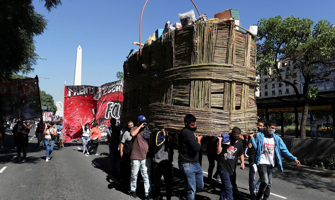 Manifestantes protestam contra medidas decretadas para conter a Covid-19 em Buenos Aires