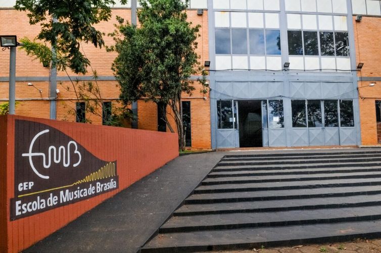 Alunos da Escola de Música de Brasília se apresentam na Rádio MEC