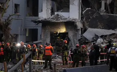 Emergency personnel work at an impact site following a missile attack from Iran on Israel, in Tel Aviv, Israel, June 16, 2025. REUTERS/Ronen Zvulun
