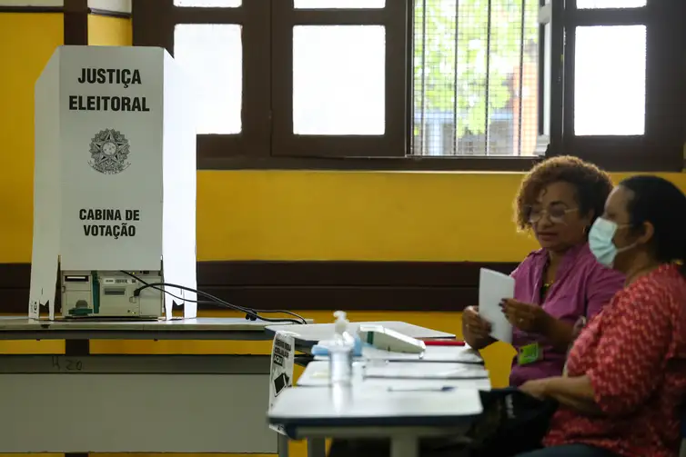 Tomaz Silva/Agência Brasil Niterói (RJ), 27/10/2024 – Eleitores votam na 71ª Zona Eleitoral, no Colégio Liceu Nilo Peçanha, no centro de Niterói. Foto: Tomaz Silva/Agência Brasil