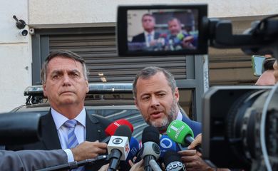 Brasília (DF), 18/10/2023, O ex-presidente Jair Bolsonaro, fala com jornalistas, na sede da Polícia Federal em Brasília. Foto: Valter Campanato/Agência Brasil