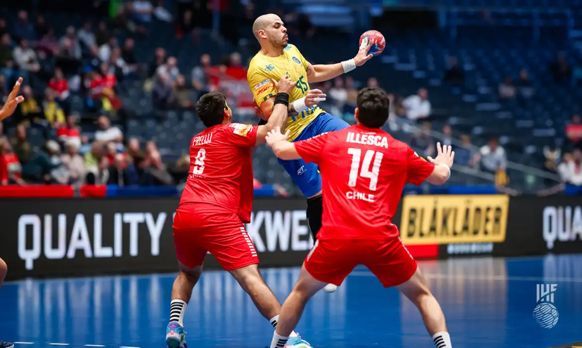 Brasil vence Chile poe 28 a 24, em primeiro jogo da segunda fase do Mundial de Handebol Masculino, em 22/01/2024