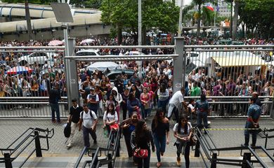 São Paulo - Estudantes chegam à Universidade 9 de Julho (Uninove) para o segundo dia de provas do Exame Nacional do Ensino Médio (Enem), em Barra Funda, zona oeste. (Rovena Rosa/Agência Brasil)