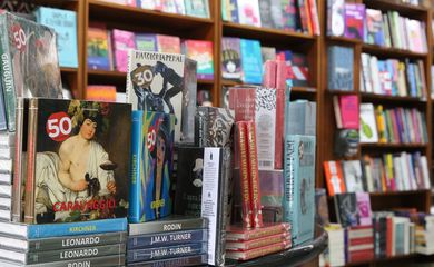 Estante de livros da livraria Martins Fontes, na Vila Buarque.