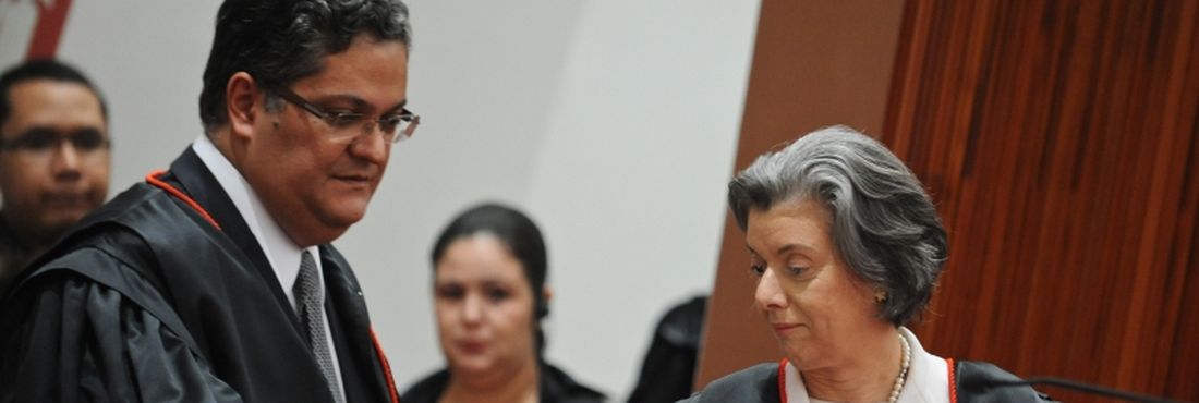 A presidenta do Tribunal Superior Eleitoral , ministra Cármen Lúcia, dá posse ao ministro Henrique Neves, nomeado para compor a Corte