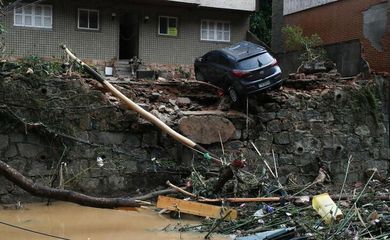 Fortes chuvas deixam ruas inundadas em Petrópolis