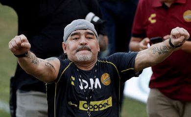 FOTO DO ARQUIVO: A lenda do futebol argentino Diego Armando Maradona reage aos torcedores durante seu primeiro treino como técnico dos Dorados no estádio Banorte em Culiacán, no estado mexicano de Sinaloa