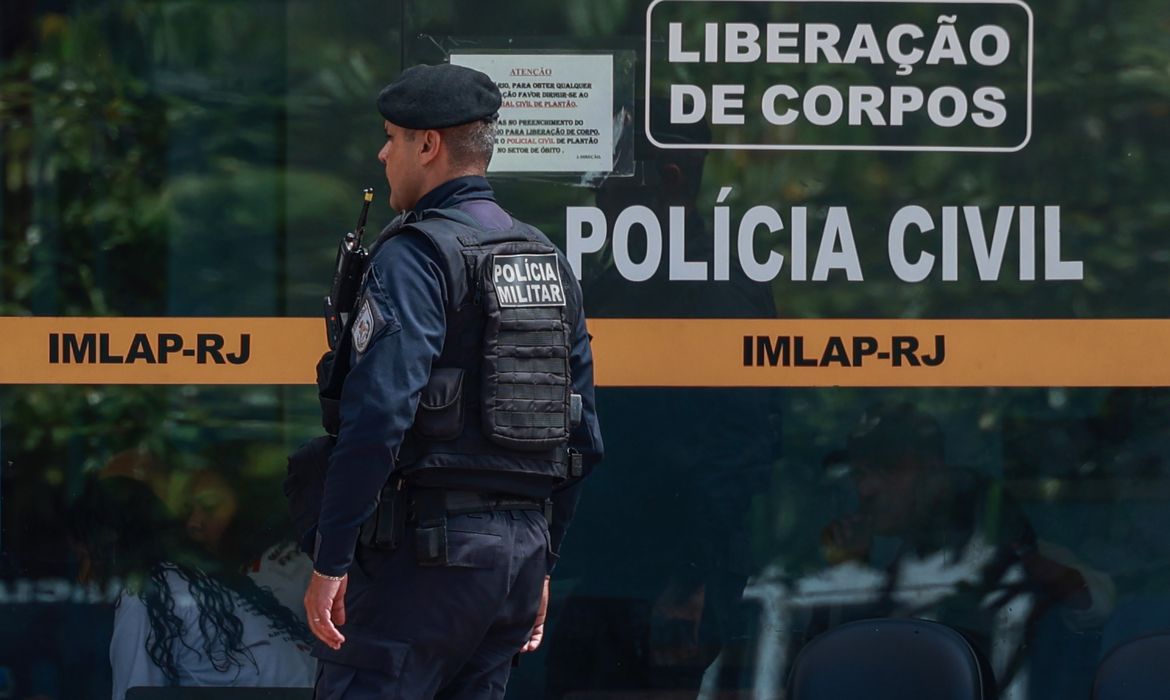 Rio de Janeiro (RJ), 01/11/2025 – Parente das vitimas da operação contenção chegando ao Instituto médico legal (IML) pra fazerem reconhecimento dos corpos.
Foto: Joédson Alves/Agência Brasil