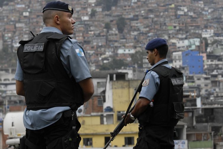Policiais na comunidade da Rocinha, no Rio