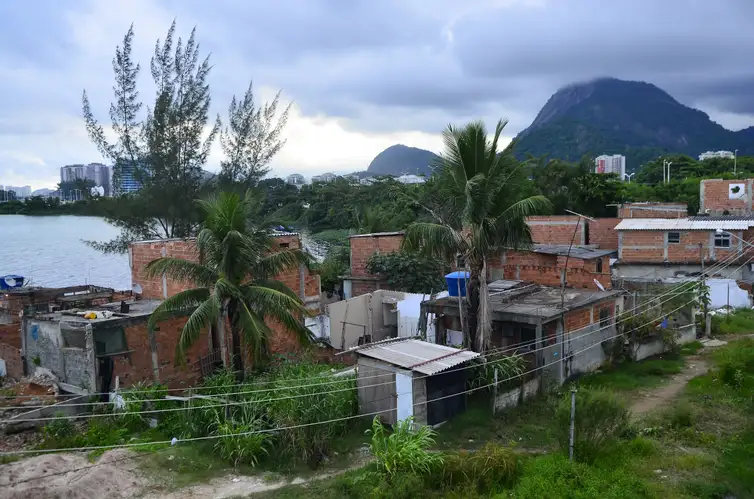 A 500 dias das Olimpíadas de 2016, moradores da Vila Autódromo, em Jacarepaguá, reclamam de perda de qualidade de vida e incertezas sobre o futuro com as obras para as Olímpiadas (Fernando Frazão/Agência Brasil)