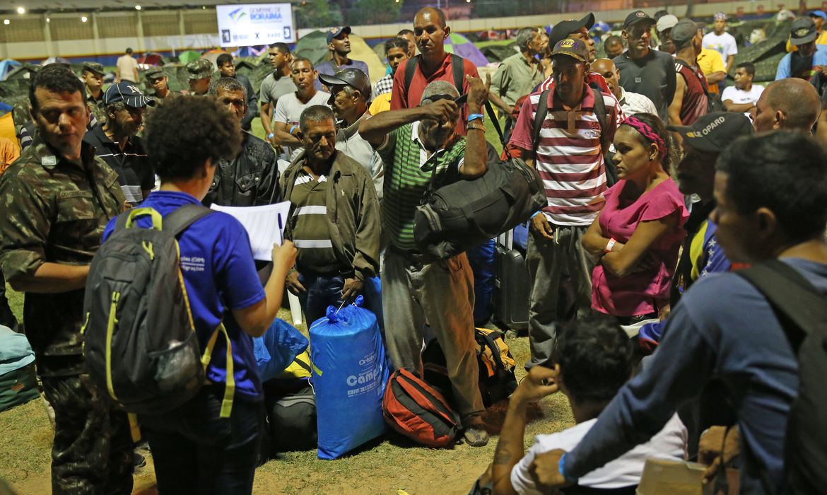 Boa Vista - Refugiados venezuelanos se preparam para deixar Roraima com destino a São Paulo e Cuiabá (Antônio Cruz/Agência Brasil)