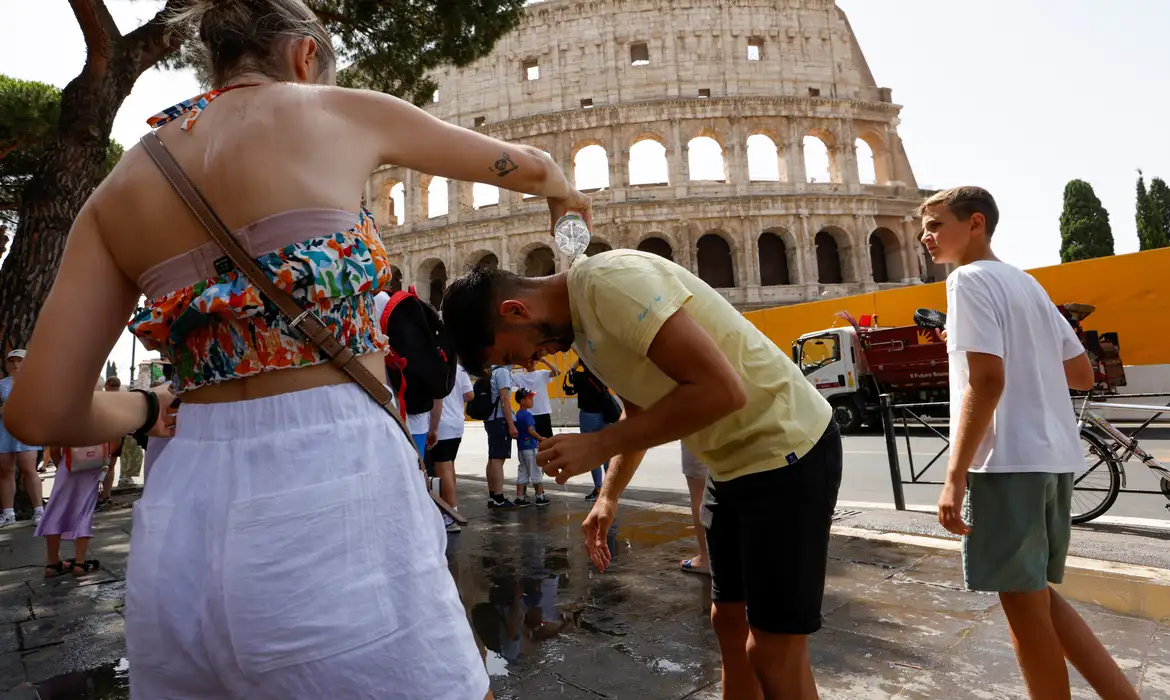 Calor em Roma
 18/7/2023   REUTERS/Remo Casilli