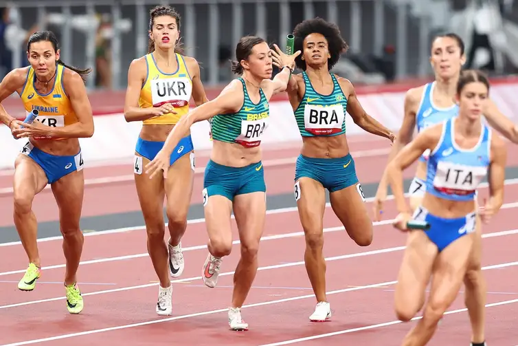 Brasil bate recorde sul-americano, mas não vai à final no revezamento 4x400m misto.