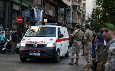 An ambulance arrives to American University of Beirut Medical Center (AUBMC) as more than 1,000 people, including Hezbollah fighters and medics, were wounded when the pagers they use to communicate exploded across Lebanon, according to a security source, in Beirut, Lebanon September 17, 2024. Reuters/Mohamed Azakir/Proibida reprodução