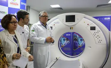 Brasília (DF), 31/05/2025 - O ministro da Saúde, Alexandre Padilha, participa da entrega de equipamentos para o mutirão de múltiplas cirurgias no hospital universitário de Brasília (HUB-UnB), vinculado à empresa brasileira de serviços hospitalares (Ebserh). A ação, que prevê a realização de cirurgias e exames de coloproctologia, integra o Agora Tem Especialista, programa que visa reduzir o tempo de espera por exames, cirurgias e atendimentos especializados no SUS .
Foto: Jose Cruz/Agência Brasil
