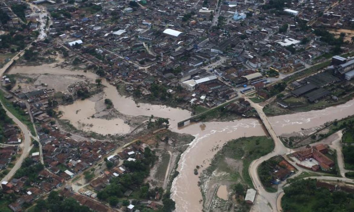 Pernambuco registra 23 cidades afetadas pelas chuvas. O governador Paulo Câmara sobrevoou hoje as regiões atingidas