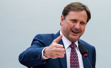 Brasília - O relator, senador Acir Gurgacz, durante entrega seu parecer sobre pedido do TCU para rejeição de contas do governo de 2014,  à presidente da CMO, senadora Rose de Freitas (Marcelo Camargo/Agência Brasil)