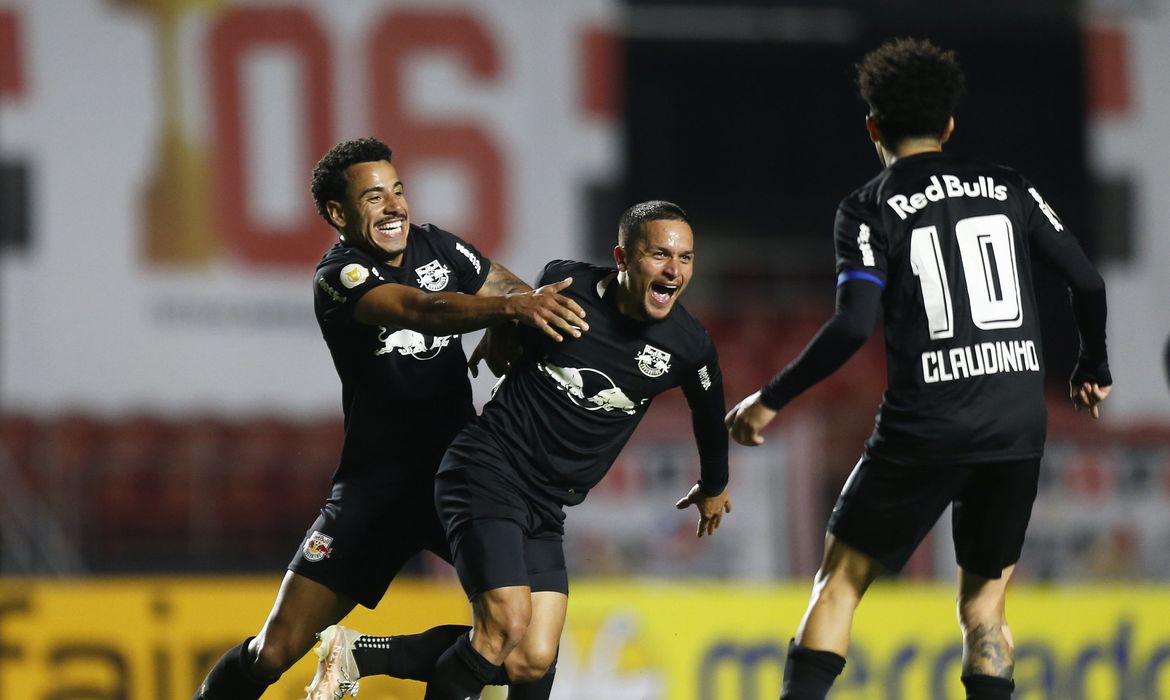 Jogadores do Bragantino comemoram gol contra o São Paulo