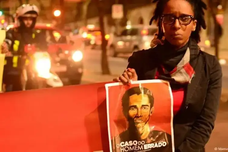 Rio de Janeiro (RJ), 26/12/2025 - Cineastas negras movimentam o audiovisual brasileiro. A cineasta Camila de Moraes segura cartaz de seu filme ‘’o caso do homem errado’’  em manifestação contra violência policial contra negros, em Porto Alegre 2017. Foto: Borboleta Filmes/Divulgação