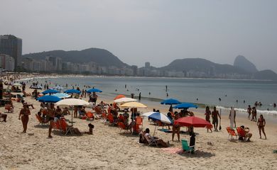 Cariocas aproveitam manhã sábado com  calor, para se refrescar e praticar esportes na praia de Copacabana.