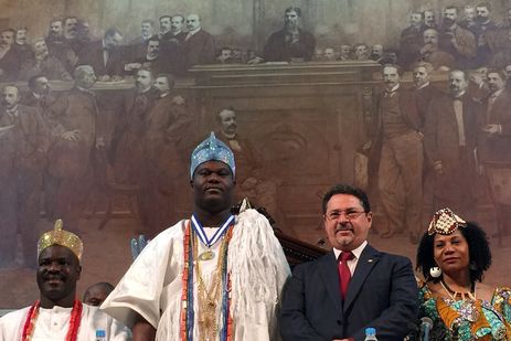 Rei de Ifé, na Nigéria,  Ooni Adeyeye Enitan Ogunwusi, o Ojaja ll, é homenageado com a entrega da Medalha Tiradentes na Assembleia Legislativa do Estado do Rio de Janeiro.