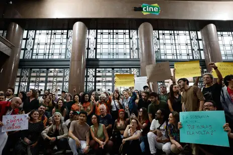 Rio de Janeiro (RJ), 03/11/2025 – Produtores de cinema fazem ato em defesa do audiovisual brasileiro, contra o projeto de lei de regulação do streaming que tramita na Câmara dos Deputados, em frente à Agência Nacional do Cinema (Ancine). Foto: Fernando Frazão/Agência Brasil